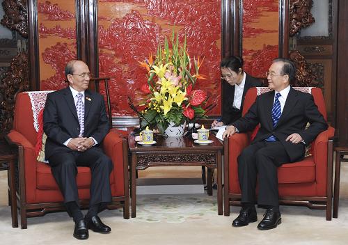 5月27日,国务院总理温家宝在北京中南海会见缅甸联邦共和国总统吴登盛。新华社记者马占成摄