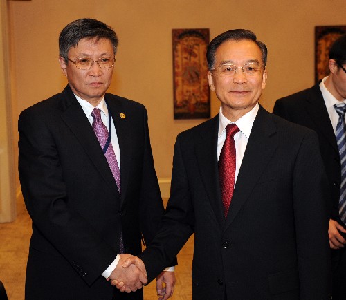 温家宝总理会见蒙古总理巴亚尔 10月30日,中国国务院总理温家宝在哈萨克斯坦首都阿斯塔纳会见作为观察员国代表参加上海合作组织成员国第七次总理会议的蒙古总理巴亚尔。 新华社记者黄敬文摄