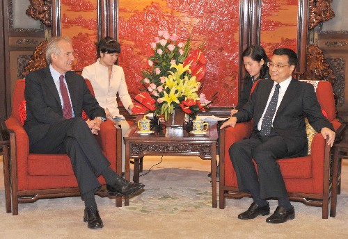 6月4日,中共中央政治局常委、国务院副总理李克强在北京中南海紫光阁会见美国波音公司董事长、总裁兼首席执行官詹姆斯·迈克纳尼。 新华社记者樊如钧摄