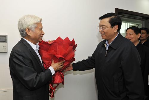 张德江看望谢光选、余梦伦院士 9月28日,中共中央政治局委员、国务院副总理张德江在北京看望了中国航天科技集团公司余梦伦院士。 新华社记者谢环驰摄
