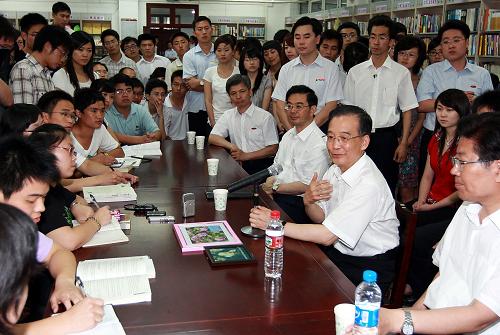 6月13日,正在湖南考察工作的温家宝总理专程来到湖南大学,看望广大师生并同应届毕业生座谈。新华社记者鞠鹏摄