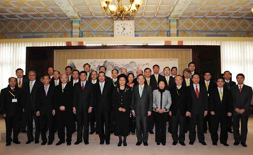 1月5日,中共中央政治局委员、国务委员刘延东在北京会见以陈镇仁为团长的香港工业总会访京团。 新华社记者 饶爱民 摄