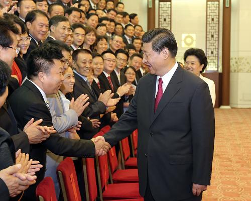 8月16日,中共中央总书记、国家主席、中央军委主席习近平在北京人民大会堂会见全国援外医疗工作先进集体和先进个人代表。 新华社记者 丁林 摄