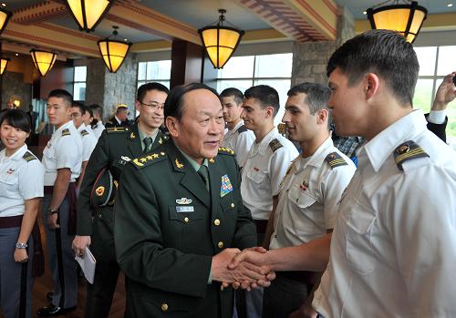 5月10日,中国国务委员兼国防部长梁光烈与美国西点军校的学生交谈。当天,中国国务委员兼国防部长梁光烈访问美国西点军校,向西点军校赠送图书并与学生交流。新华社记者 王雷 摄