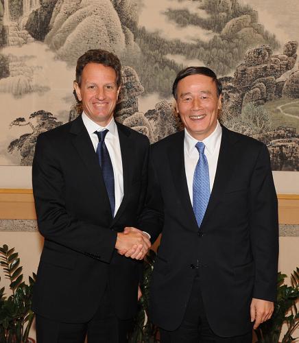 10月24日,国家主席胡锦涛特别代表、国务院副总理王岐山与美国总统奥巴马特别代表、美财政部长盖特纳在青岛机场举行会谈。双方就中美经济关系和二十国集团领导人首尔峰会准备工作交换了意见。 新华社记者范长国摄