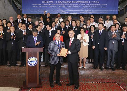 9月12日,中国国务委员杨洁篪(前右)在吉尔吉斯斯坦首都比什凯克出席“和平之旅”国际美术作品展开幕式。作为上海合作组织比什凯克峰会系列活动之一,“和平之旅”国际美术作品展当天在比什凯克国家历史博物馆隆重举行。 新华社记者 丁林 摄