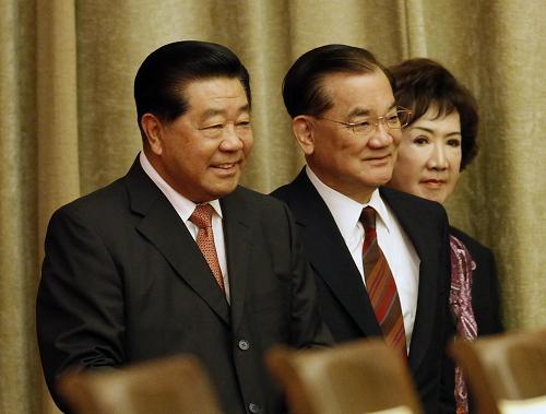 9月10日,台胞社团论坛开幕式在上海展览中心举行。中共中央政治局常委、全国政协主席贾庆林出席并讲话。 这是贾庆林与中国国民党荣誉主席连战及夫人连方瑀进入会场。 新华社记者刘建生摄