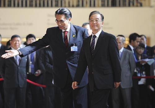 11月18日,中国国务院总理温家宝在印度尼西亚巴厘岛出席第14次中国-东盟(10+1)领导人会议暨中国-东盟建立对话关系20周年纪念峰会。这是温家宝总理步入会场。新华社记者 谢环驰 摄