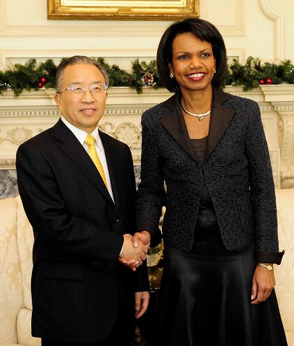 12月12日,正在美国进行工作访问的中国国务委员戴秉国(左)在华盛顿会见美国国务卿赖斯。新华社记者 张岩 摄