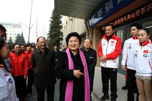 1月2日,中共中央政治局委员、国务院副总理刘延东来到北京国家体育总局冬季运动管理中心,考察索契冬奥会备战工作,看望和慰问运动员、教练员和工作人员。这是刘延东与运动员交谈。新华社记者 曹灿 摄
