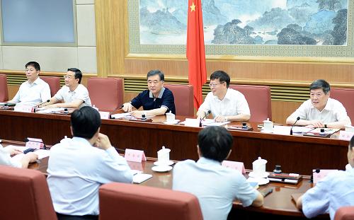 6月28日,国务院扶贫开发领导小组全体会议在北京举行。国务院副总理、国务院扶贫开发领导小组组长汪洋出席会议并讲话。新华社记者 李涛 摄