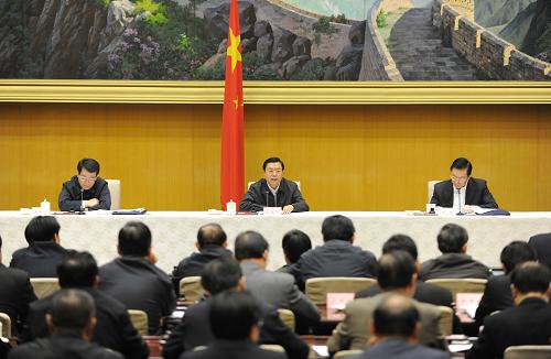 1月18日,国务院在北京召开全国安全生产电视电话会议。中共中央政治局委员、国务院副总理、国务院安全生产委员会主任张德江出席会议并讲话。新华社记者 丁林 摄