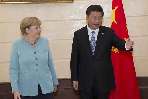 9月6日,国家主席习近平在圣彼得堡会见德国总理默克尔。新华社记者 黄敬文 摄