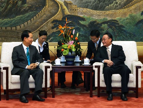 12月11日,全国人大常委会委员长吴邦国在北京人民大会堂会见韩国总理韩德洙。 新华社记者 李涛 摄