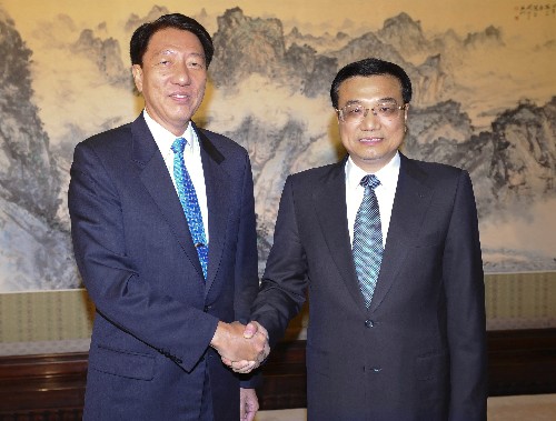 10月13日,中共中央政治局常委、国务院副总理李克强在北京中南海紫光阁会见来访的新加坡国防部长张志贤。 新华社记者 李涛 摄