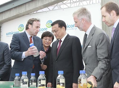 5月2日,中国国务院副总理李克强考察比利时优美科集团电子垃圾处理厂,比利时王储菲利普(右二)陪同考察。新华社记者 丁林 摄