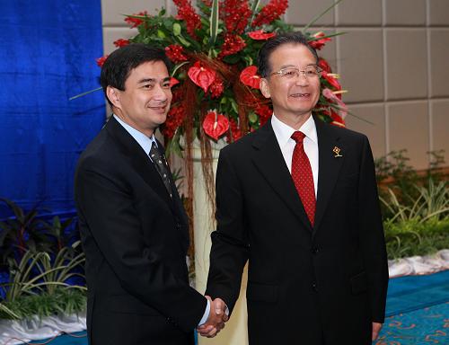 10月25日,中国国务院总理温家宝在泰国华欣会见泰国总理阿披实。新华社记者刘卫兵摄