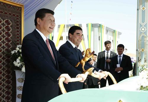 9月4日,国家主席习近平同土库曼斯坦总统别尔德穆哈梅多夫共同出席中国石油天然气集团公司承建的土库曼斯坦“复兴”气田一期工程竣工投产仪式。这是习近平同别尔德穆哈梅多夫出席“复兴”气田第二、第三天然气处理厂投产仪式。新华社记者 鞠鹏 摄