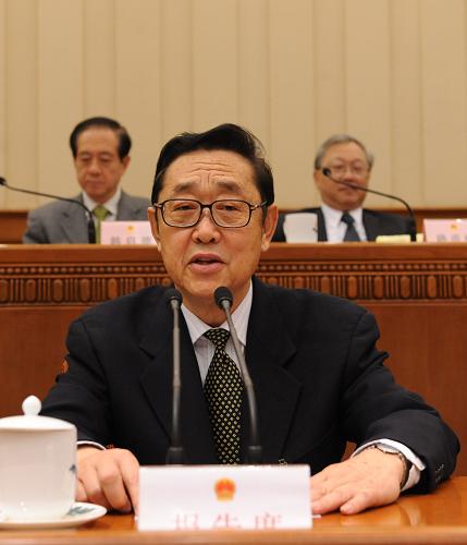 12月24日,十一届全国人大常委会第十二次会议在北京人民大会堂举行第二次全体会议。这是全国人大农业与农村委员会副主任委员孙文盛向会议报告农村社会保障体系建设情况跟踪检查的情况。 新华社记者黄敬文摄
