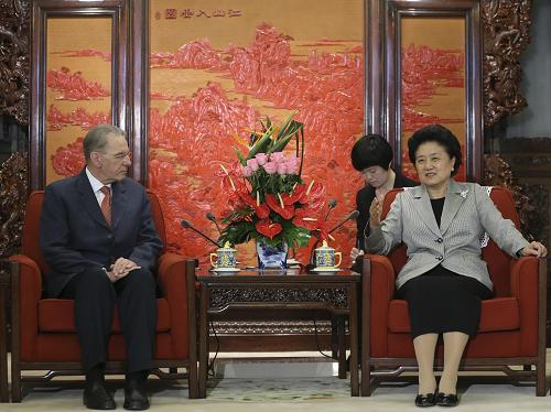 4月22日,中国国务院副总理刘延东在北京中南海会见国际奥委会主席罗格。新华社记者 丁林 摄