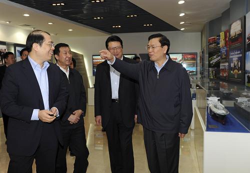 张德江在中央企业调研 4月12日,中共中央政治局委员、国务院副总理张德江在中国五矿集团、中国船舶工业集团和国家核电技术公司等中央企业调研。 这是张德江在中国船舶工业集团调研。 新华社记者 饶爱民 摄