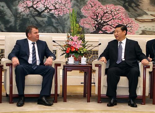 11月9日,中国国家副主席、中央军委副主席习近平在北京人民大会堂会见俄罗斯国防部长谢尔久科夫。新华社记者 鞠鹏 摄