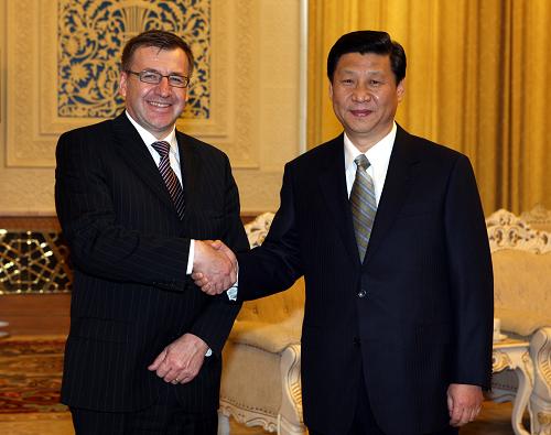 习近平会见比利时副首相兼外交大臣范纳克尔 4月6日,国家副主席习近平在北京人民大会堂会见比利时副首相兼外交大臣范纳克尔。 新华社记者 姚大伟 摄