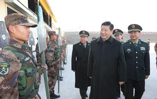 11月28日,中共中央总书记、国家主席、中央军委主席习近平视察济南军区部队。这是习近平观看新战士自动步枪精度实弹射击后,表扬新战士取得了好成绩。新华社记者 李刚 摄