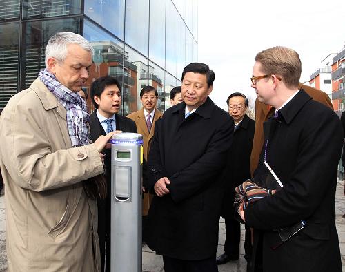 3月30日,中国国家副主席习近平在斯德哥尔摩参观哈马碧生态城。这是习近平在哈马碧生态城参观生态城租车系统的电动汽车充电器。新华社记者 兰红光 摄