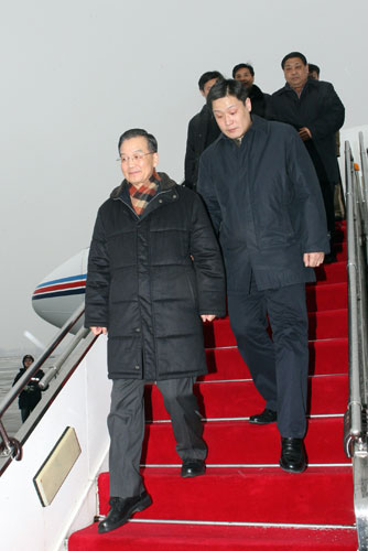 2月1日下午,国务院总理温家宝在回京44小时后,再次赶往湖南灾区。16时16分,飞机抵达长沙。温家宝立即召开会议研究部署进一步做好抗灾救灾工作的措施。 新华社记者 姚大伟 摄