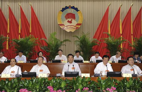 6月22日,政协十一届常委会第十四次会议在北京举行全体会议,17位常委和委员围绕“加快经济结构战略性调整,促进经济长期平稳较快发展”主题作大会发言。中共中央政治局常委、全国政协主席贾庆林出席。新华社记者 马占成 摄