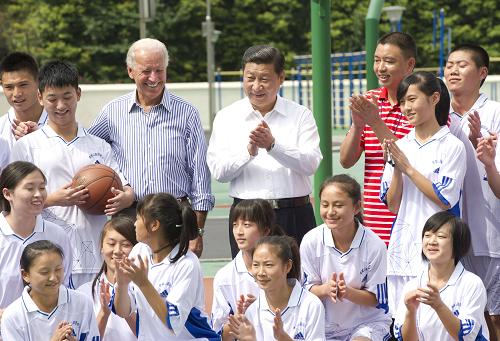 8月21日,国家副主席习近平同正在中国进行正式访问的美国副总统拜登在四川省都江堰市共同参观地震灾后重建项目和都江堰水利枢纽。 这是习近平同拜登参观青城山高级中学时,观看了校男女篮球队训练,并与队员亲切交流并合影。 新华社记者黄敬文摄