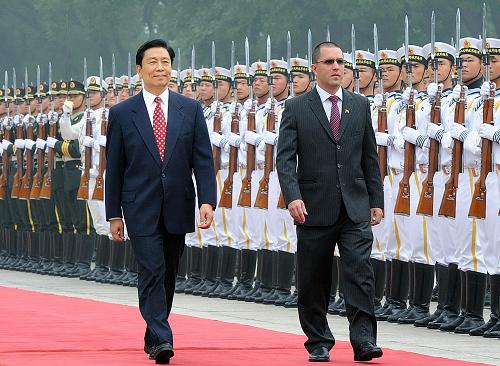 7月18日,中国国家副主席李源潮在北京人民大会堂与委内瑞拉副总统阿雷亚萨举行会谈。这是会谈前,李源潮为阿雷亚萨举行欢迎仪式。新华社记者 李涛 摄