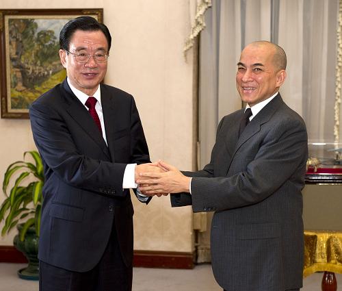 6月13日,正在柬埔寨进行友好访问的中共中央政治局常委、中央纪委书记贺国强在金边会见柬埔寨国王西哈莫尼。新华社记者 黄敬文 摄 点击查看大图