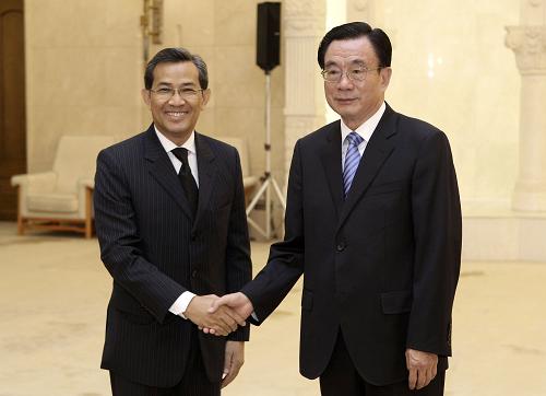 5月8日,中共中央政治局常委、中央纪委书记贺国强在北京人民大会堂会见以党的领袖盖博拉斯美为团长的柬埔寨奉辛比克党代表团。新华社记者 庞兴雷 摄