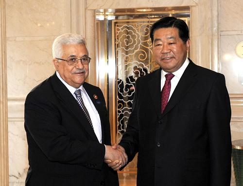 5月1日,中共中央政治局常委、全国政协主席贾庆林在上海会见前来出席上海世博会开幕式的巴勒斯坦国总统、民族权力机构主席阿巴斯。新华社记者 李学仁 摄