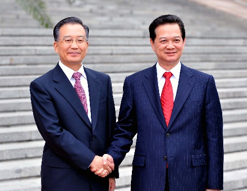 10月22日,中国国务院总理温家宝在北京人民大会堂主持仪式,欢迎越南总理阮晋勇访华。 新华社记者 刘建生 摄
