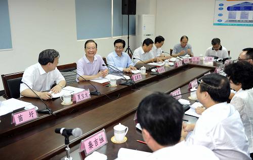 这是14日,温家宝在中控科技集团主持召开企业座谈会,与企业的负责人深入交流。新华社记者 李涛 摄