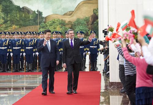 1月13日,国家主席习近平在北京人民大会堂同保加利亚总统普列夫内利耶夫举行会谈。这是会谈前,习近平举行仪式欢迎普列夫内利耶夫访华。新华社记者 谢环驰 摄