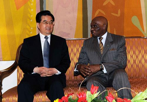 2月13日,正在塞内加尔进行国事访问的胡锦涛主席在达喀尔与瓦德总统举行会谈。新华社记者 饶爱民 摄