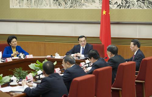 1月23日,国务院总理李克强在北京主持召开国务院第二次全体会议,讨论即将提请十二届全国人大二次会议审议的政府工作报告。新华社记者黄敬文摄