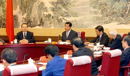 受中共中央委托,中共中央政治局常委、全国政协主席贾庆林1月27日在北京中南海怀仁堂主持召开民主协商会,就增选全国政协领导成员的人选,向各民主党派中央、全国工商联领导人和无党派人士通报情况,听取意见,进行协商。 新华社记者刘卫兵摄