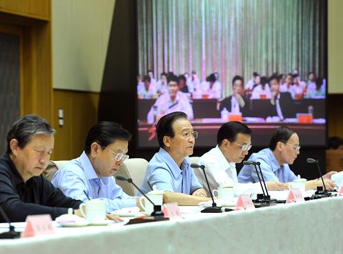 9月27日,国务院在北京召开全国节能减排工作电视电话会议,全面动员和部署“十二五”节能减排工作。国务院总理温家宝作重要讲话,国务院副总理李克强主持会议。新华社记者 刘建生 摄