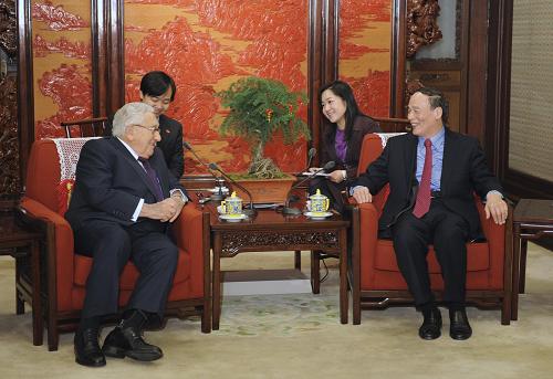 1月13日,中国国务院副总理王岐山在北京中南海会见美国前国务卿亨利·基辛格。新华社记者 谢环驰 摄