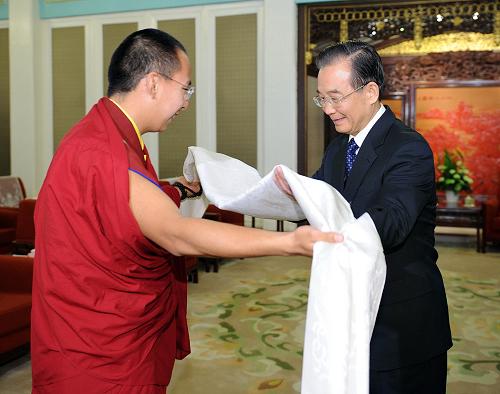 2月10日,中共中央政治局常委、国务院总理温家宝在北京中南海紫光阁亲切接受第十一世班禅额尔德尼·确吉杰布的拜见。这是班禅向温家宝敬献哈达。新华社记者 李涛 摄