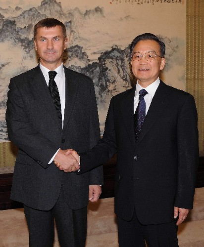8月20日,中国国务院总理温家宝在中南海紫光阁会见前来观看北京奥运会比赛的爱沙尼亚总理安西普。 新华社记者高洁摄