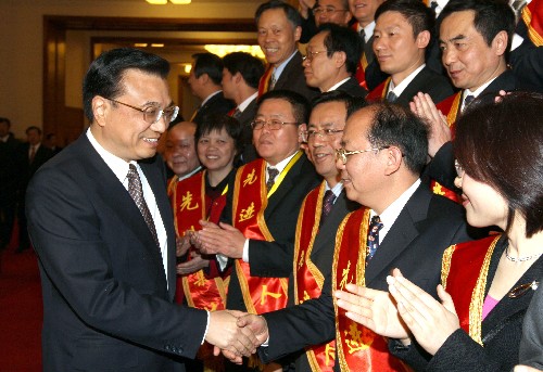 12月5日,中共中央政治局常委、国务院副总理李克强在北京人民大会堂会见全国援外医疗队派遣45周年纪念暨表彰大会的代表并讲话。新华社记者 姚大伟 摄
