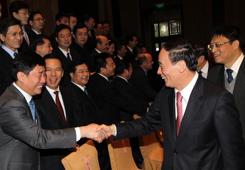 1月21日,在2010年上海世界博览会开幕倒计时100天之际,上海世博会组委会第八次会议暨国内参展工作会议在上海召开。这是会后,中共中央政治局委员、国务院副总理、上海世博会组委会主任委员王岐山接见上海世博会赞助企业代表。新华社记者 张明 摄