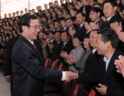 2月25日至3月1日,中共中央政治局常委、中央纪委书记贺国强先后到云南省西双版纳、保山、昆明等地,就贯彻落实胡锦涛同志在十七届中央纪委第六次全会上的重要讲话精神,把以人为本、执政为民贯彻落实到党和国家全部工作特别是党风廉政建设和反腐败工作之中的问题进行调研。这是3月1日,贺国强在云南省纪委监察厅看望机关干部。新华社记者马占成摄