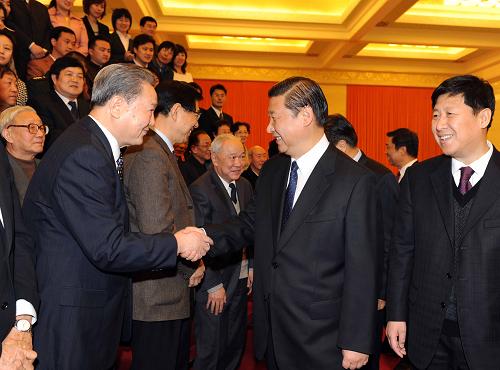 2月25日,中国中共文献研究会在北京召开成立大会。中共中央政治局常委、中央书记处书记、国家副主席习近平出席大会并作重要讲话。这是习近平在成立大会前会见会议代表。新华社记者 饶爱民 摄